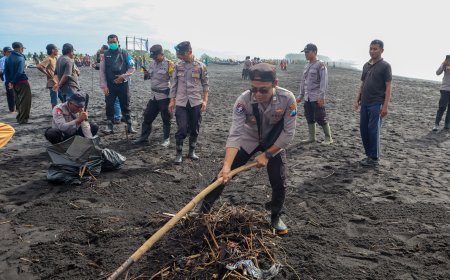 Polres Lumajang Gelar Aksi Bersih - bersih Wujudkan Pantai Watu Pecak Asri