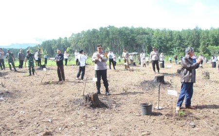 Polres Bondowoso Turut Sukseskan Gerakan Sedekah Oksigen dengan Tanam Pohon