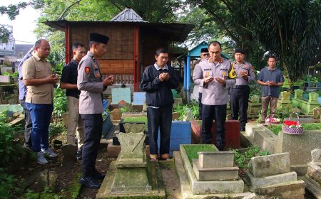 Jelang Ramadan 1447 H, Kapolresta Malang Kota Tabur Bunga di Makam Korban Kanjuruhan