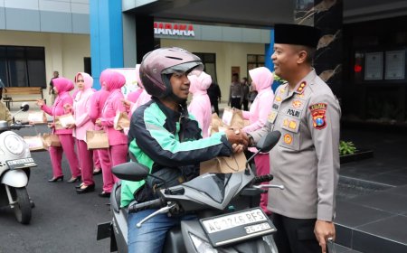 Polres Tulungagung Berbagi Takjil Tebar Kebaikan di Bulan Ramadan