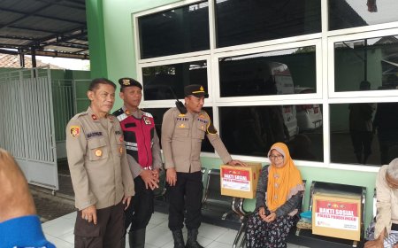 Bansos Diberikan, Polres Probolinggo Dampingi Korban Longsor
