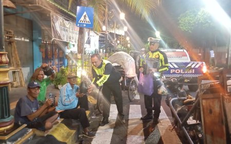 Berbagi di Waktu Sahur, Polres Madiun Kota Turun ke Jalan