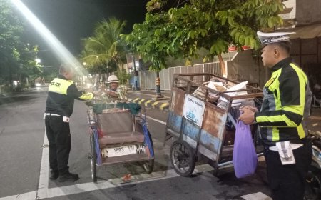 Polres Madiun Kota Berbagi Nasi Kotak dalam Kegiatan Patroli Sahur