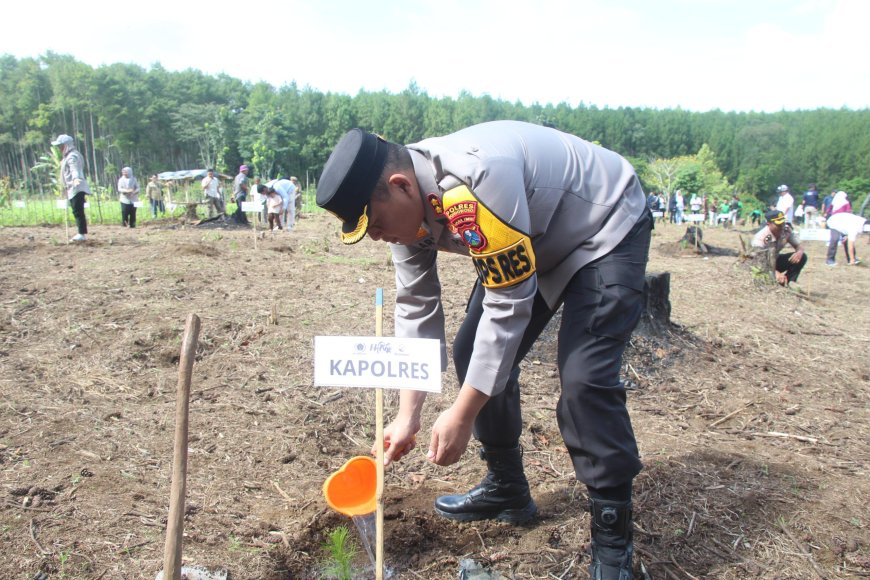 Gerakan Sedekah Oksigen HPN 2026, Polres Bondowoso Tanam Harapan untuk Lingkungan