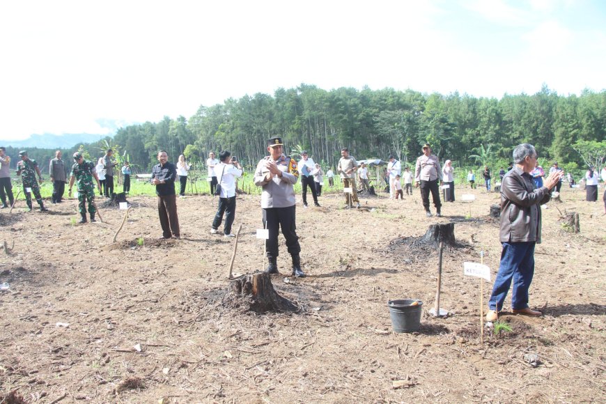 Polres Bondowoso Turut Sukseskan Gerakan Sedekah Oksigen dengan Tanam Pohon
