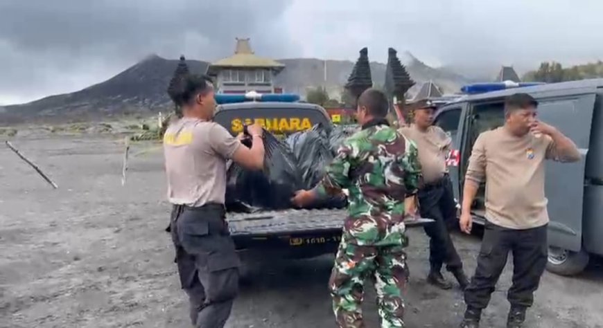 Gerakan Indonesia Asri, Polres Probolinggo Bersih - bersih Lokasi Wisata Bromo   