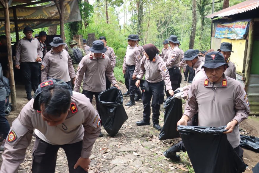 Dukung Indonesia ASRI, Polres Magetan Gelar Korve di Jalur Lawu