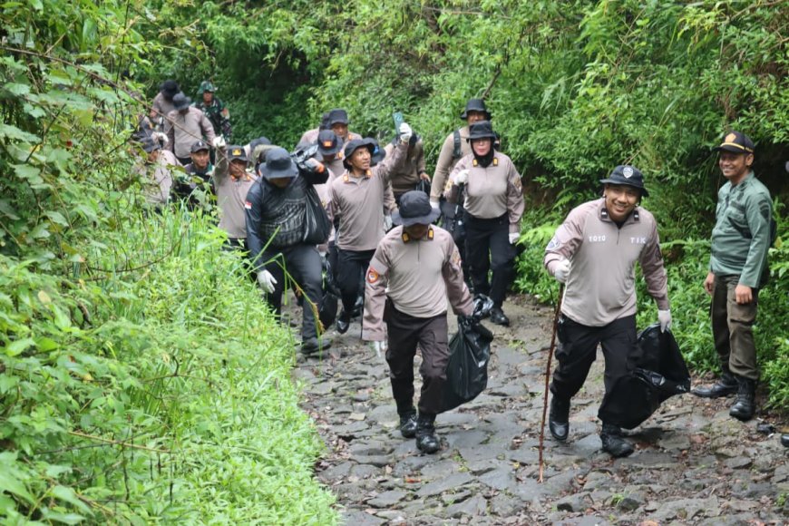 Gerakan Indonesia ASRI Diimplementasikan Polres Magetan di Gunung Lawu