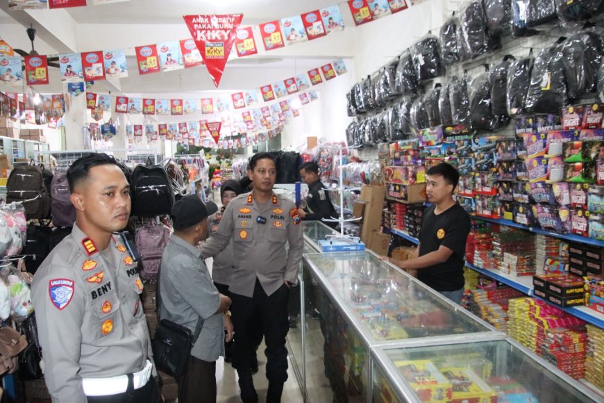 Warga Dusun Dodokan Terdampak Banjir Terima Bantuan dari Polresta Sidoarjo