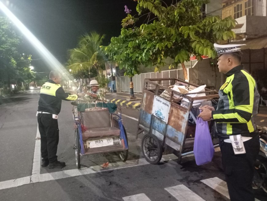 Polres Madiun Kota Sambangi Warga Saat Sahur, Bagikan Nasi Kotak