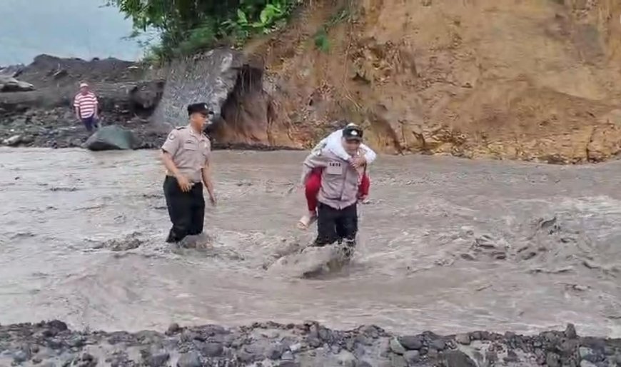 Terekam Kamera, Polisi Gendong Siswa SD Seberangi Aliran Lahar Semeru