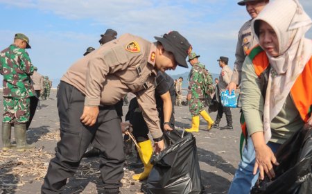 Bersih Pantai Bambang, Polres Lumajang Libatkan Pemda