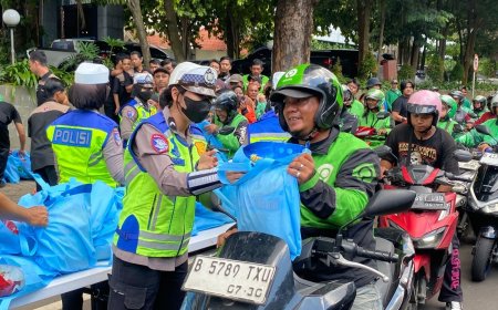 Jumat Peduli, Polda Metro Jaya Bagikan 350 Paket Sembako untuk Ojol