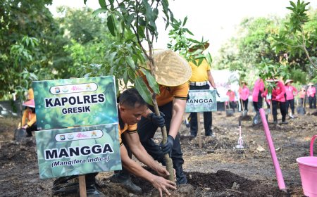 Tanam Pohon Produktif, Polres Gresik Ciptakan Lingkungan Sehat