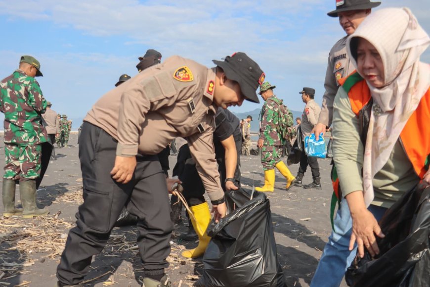 Bersih Pantai Bambang, Polres Lumajang Libatkan Pemda
