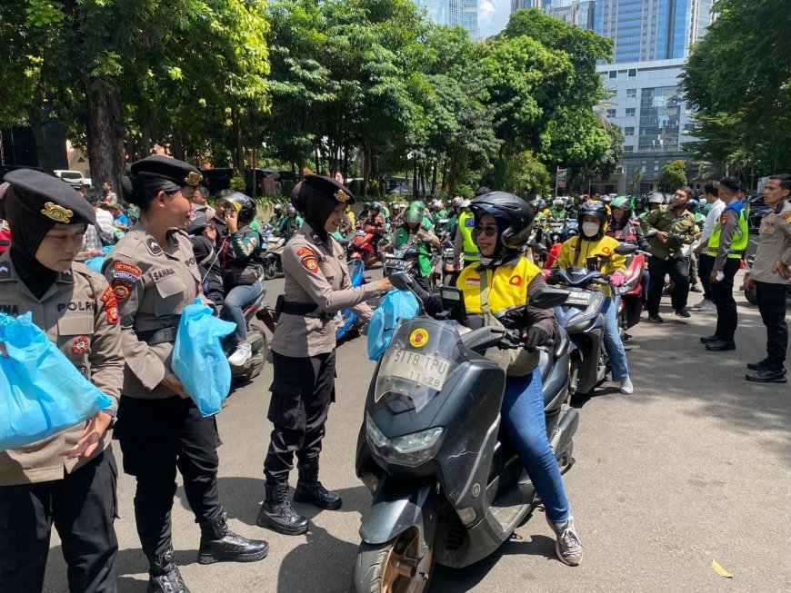 Ratusan Pengemudi Ojol Terima Sembako dari Polda Metro Jaya