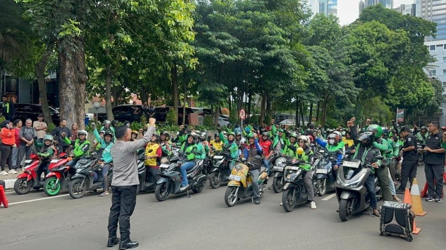 Pengemudi Ojol Dapat 350 Paket Sembako dari Polisi