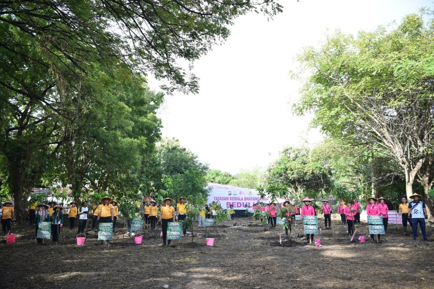 Gerakan Tanam Pohon Jadi Wujud Kepedulian Polres Gresik