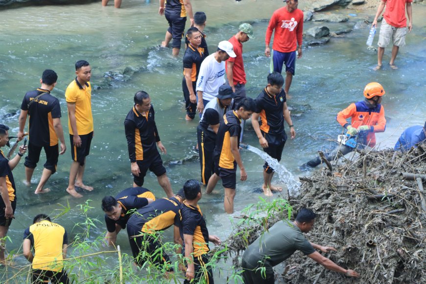 Polres Ngawi Tanamkan Kepedulian Lingkungan Lewat Aksi Sungai