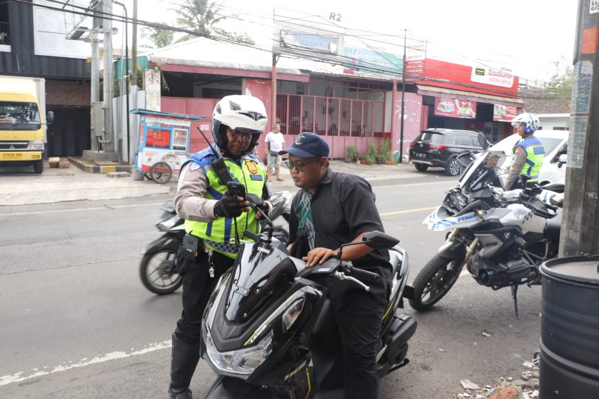 Optimalisasi Gakkum Presisi : Ditlantas Polda Jatim Gelar Operasi Dakgar Berbasis Handheld