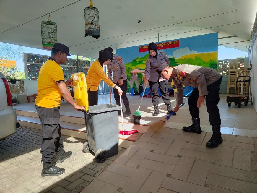 Bersih-Bersih Vihara Jadi Wujud Kepedulian dan Toleransi Polri